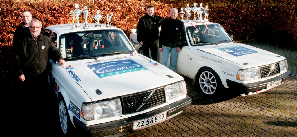 Far og søn, Kurt og Heino Mejeri (nr. to og tre fra venstre) er blandt favoritterne til at vinde Munkebjerg Hillclimb med deres to Volvo 242 turbo med 300
(Foto: Viggo Johansen)